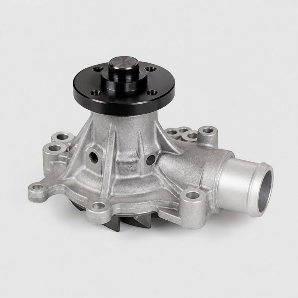 Pompe à eau moteur posée sur fond clair