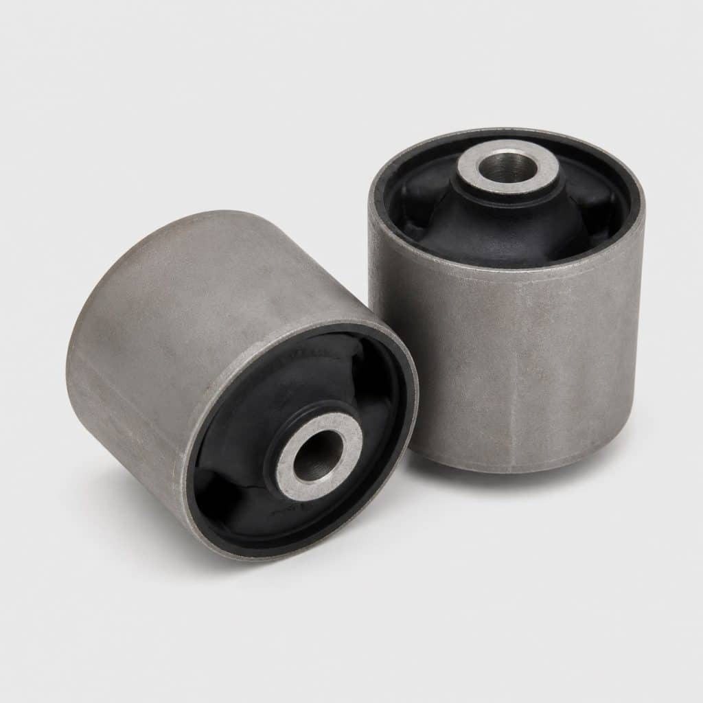 Jeu de deux silent blocs de suspension sur fond clair